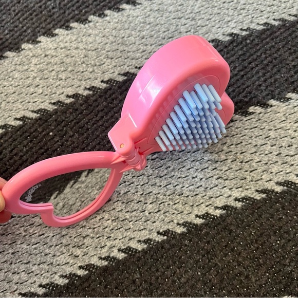 Hello kitty folding brush and mirror toy McDonalds 2002 - Picture 6 of 7